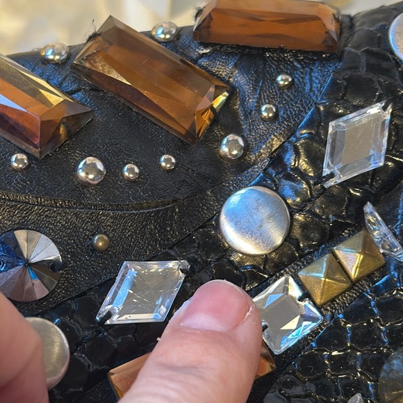 Simple Vera black studded crossbody with chunky chain. - Picture 5 of 7